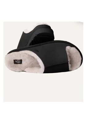 UGG Greenport Slide
Slippers & Sandals size 6
$125 Black and Cream Fuzzy Slides